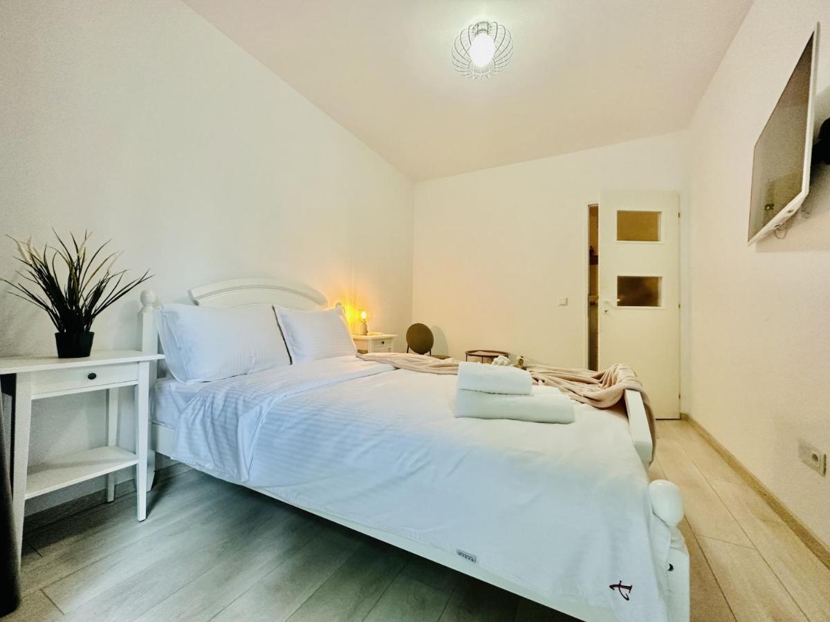 Palfi Apartment With Garden & Parking Cluj Napoca Bagian luar foto